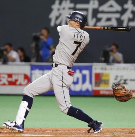 　３回オリックス１死二塁、糸井が右中間に先制二塁打を放つ＝札幌ドーム