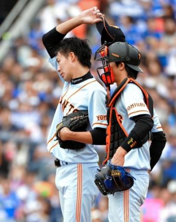 　３回、マウンドで汗を拭う小山（捕手・小林）（撮影・会津智海）