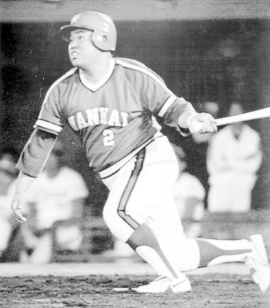 　２試合連続Ｖ打となる８号本塁打を放つ香川＝１９８２年１０月３日