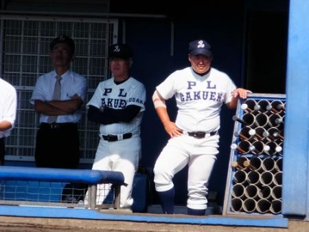 サインを送る奥野内野手（右）と戦況を見つめる正井監督