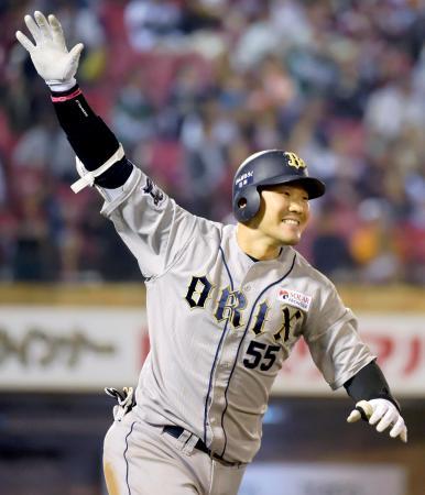 　８回に勝ち越し３ランを放ち、手を上げて一塁に向かうオリックス・Ｔ-岡田＝コボスタ宮城
