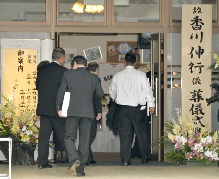 　香川伸行氏の葬儀・告別式に向かう人たち＝３０日午前、福岡県朝倉市