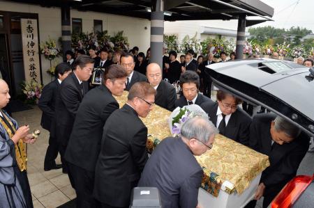 　葬儀会場を出る香川伸行さんの棺（撮影・菊地俊哉）