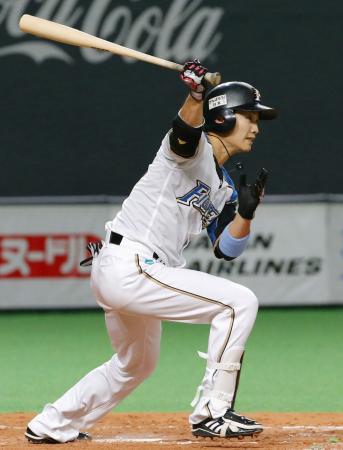　４回日本ハム２死一、三塁、西川が右翼線に２点三塁打を放つ＝札幌ドーム