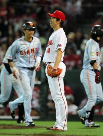 ８回、巨人・アンダーソンに勝ち越し適時打を浴びた広島・前田健太＝マツダスタジアム（撮影・北村雅宏）