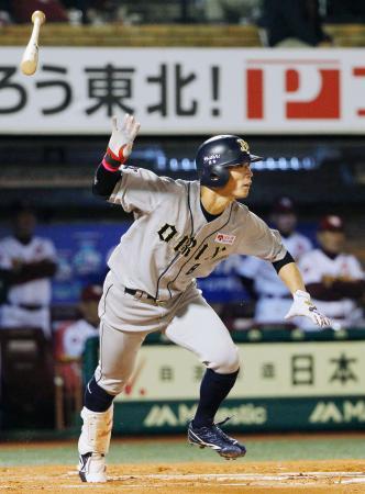 　１０回オリックス１死一、二塁、駿太が右越えに適時二塁打を放つ＝コボスタ宮城