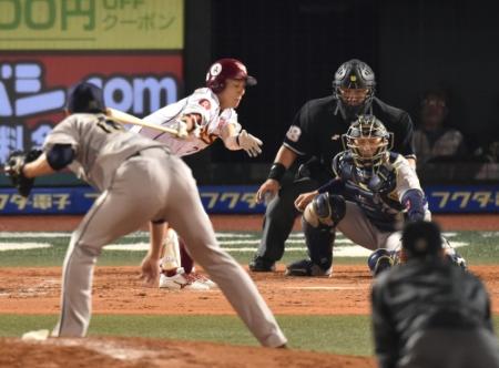 １０回裏、岡島が空振り三振に倒れ、ゲームセット。投手平野佳、捕手伊藤