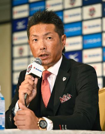 　日米野球に出場する日本代表メンバーを発表し、記者会見する小久保監督＝９日午後、東京都内のホテル