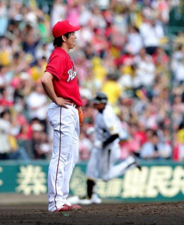 ６回、阪神・福留孝介に先制ソロを打たれぼう然とする広島・前田健太＝甲子園（撮影・棚橋慶太）