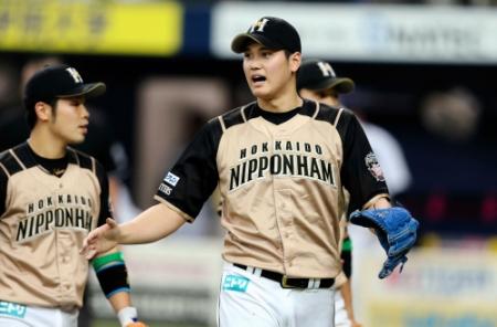 ６回、ピンチを抑えナインを出迎える日本ハム・大谷翔平＝京セラ（撮影・保田叔久）