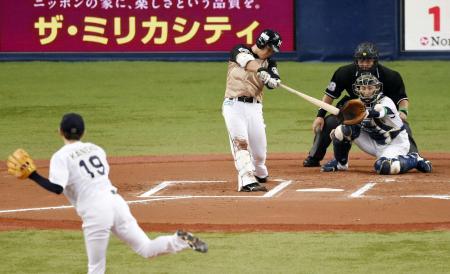 　６回日本ハム２死一、二塁、近藤が左前に同点打を放つ。投手金子＝京セラドーム