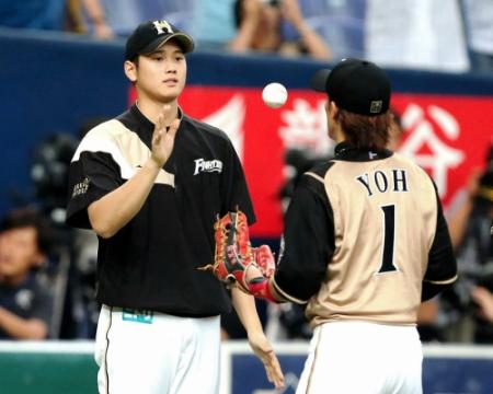 日本ハム・陽　仲壽（右）からウイニングボールを受け取る日本ハム・大谷翔平＝京セラ（撮影・保田叔久）