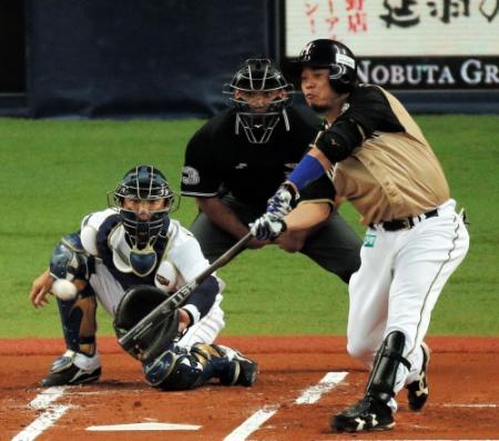 １回日本ハム、２死一、二塁、日本ハム・小谷野栄一は先制タイムリー二塁打を放つ＝京セラドーム（撮影・飯室逸平）
