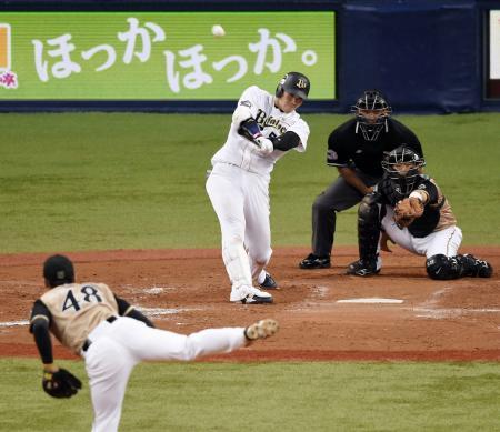 　８回オリックス２死一、二塁、Ｔ-岡田が右越えに逆転３ランを放つ。投手谷元＝京セラドーム