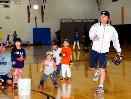 　ニューヨーク市郊外で行われた野球教室で、子どもたちを指導する松井秀喜氏（共同）