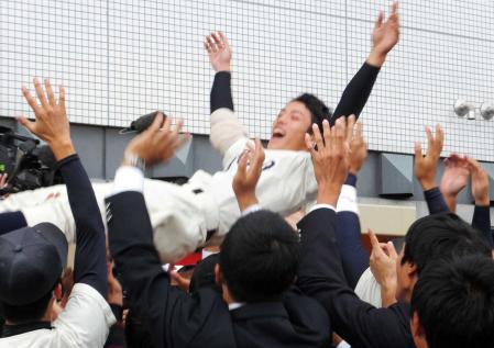 　全日程を終え、胴上げされる京大・田中