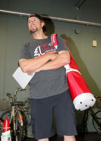 ラフな姿で球場に姿を見せた広島　Ｂ．エルドレッドは来季への意気込みを語る＝マツダスタジアム（撮影・出月俊成）