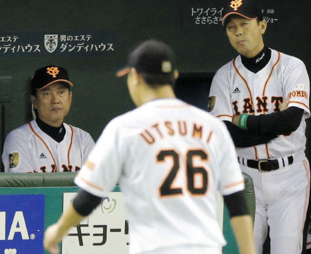 　７回、内海（手前）に交代を告げ、ベンチで厳しい表情の原監督（左）＝撮影・棚橋慶太