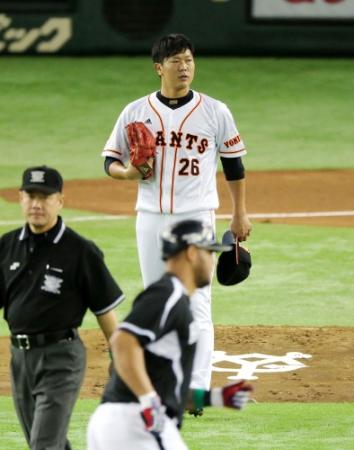 １回、ゴメス（手前）に２ランを浴びぼう然とする内海（撮影・棚橋慶太）