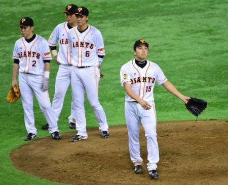 　５回、危険球で退場する巨人・沢村