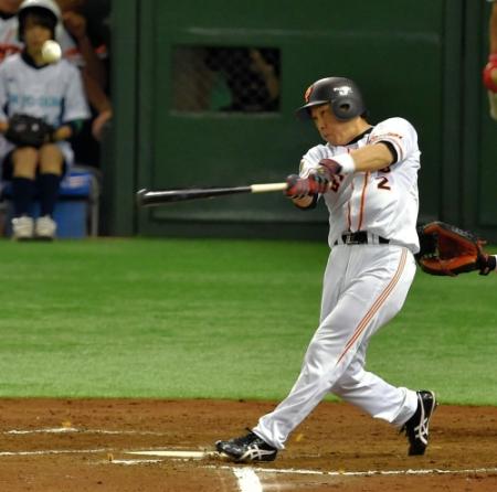 　８回、井端は左越えに２ランを放つ