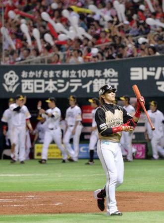 　９回、三振に倒れ、引き揚げる日本ハム・陽岱鋼。奥は勝利を喜ぶソフトバンクナイン＝ヤフオクドーム