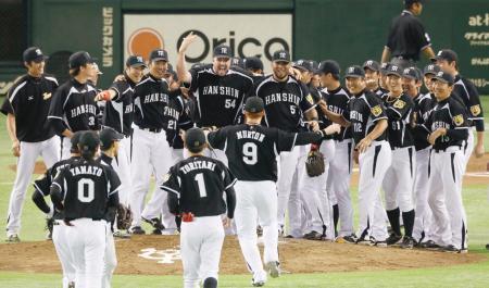 　ＣＳファイナルステージで巨人に４連勝して日本シリーズ進出を決め、喜ぶ阪神ナイン＝１８日夜、東京ドーム