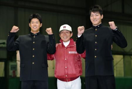 　岡村監督（中）から祝福されるロッテ１位指名の早大・中村奨吾（左）と日本ハム１位指名の有原航平（撮影・西岡　正）