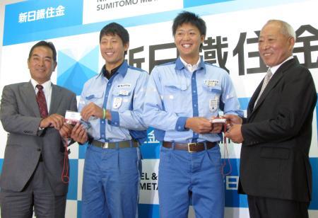 　阪神からあいさつを受ける横山投手（右から２人目）と石崎投手＝２４日、茨城県鹿嶋市