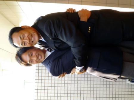 ＤｅＮＡの中畑監督（右）はドラフト２位の石田に指名あいさつ。熱い抱擁を交わす＝神奈川県川崎市の法大合宿所