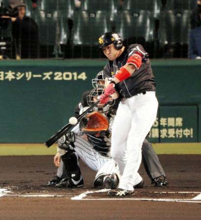 １回ソフトバンク１死二塁、左前適時打を放つ内川聖一＝甲子園（撮影・持木克友）