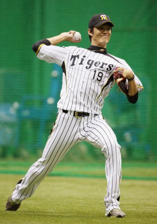 　室内練習場でキャッチボールをする阪神・藤浪＝甲子園