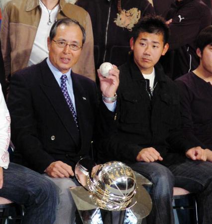 　２００６年３月２２日、ＷＢＣ帰国会見に臨む王会長（左）と松坂
