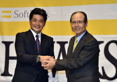 　ホークスの監督就任会見を終え、王会長（右）と握手する工藤新監督