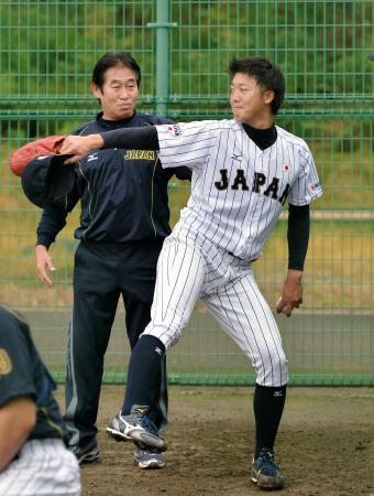 　鹿取テクニカルディレクターに投球指導を受ける横山（右）＝撮影・会津智海