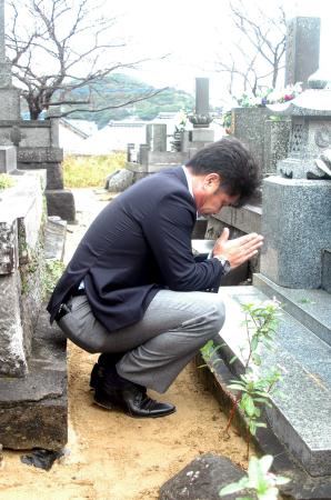 　故藤井将雄投手の墓前に手を合わせ、監督就任の報告をする工藤監督