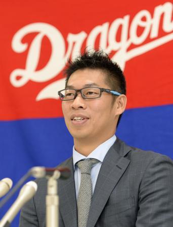 　契約を更改し、記者会見する中日の山井大介投手＝ナゴヤ球場