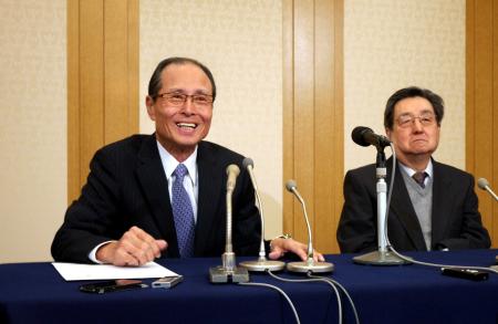 　正力松太郎賞の選考経過を笑顔で説明する王選考委員長（左）と田口委員