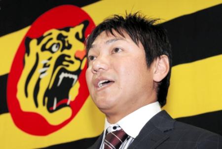 ファーム打撃コーチに就任し会見する浜中氏（撮影・棚橋慶太）