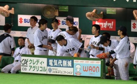 　壮行試合で惜敗を喫し、浮かない表情でベンチから引き揚げる日本代表ナイン