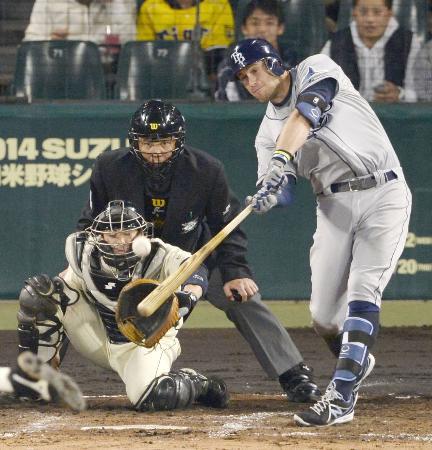 　阪神・巨人連合-ＭＬＢ　５回ＭＬＢ２死、ロンゴリアが中越えに満塁本塁打を放つ。捕手梅野＝甲子園