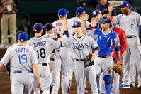 ガスリーが甲子園の黒土を“記念撮影”