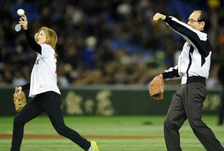 始球式をするキャロライン・ケネディ駐日大使（左）、王貞治氏＝東京ドーム