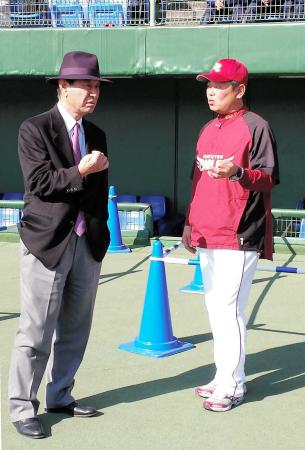 　初視察に訪れた星野ＳＡ（左）と、談笑する大久保監督