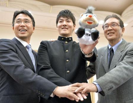 　日本ハムへの入団が決まり、山田正雄ＧＭ（右）らと笑顔で写真に納まる早大の有原航平投手（中央）＝17日、東京都内のホテル