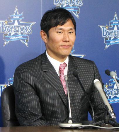 　契約を更改し記者会見するＤｅＮＡの久保康友投手＝１９日、横浜市内の球団事務所