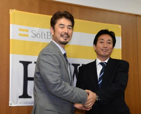 就任会見で小川編成・育成部長（右）と握手する吉井コーチ