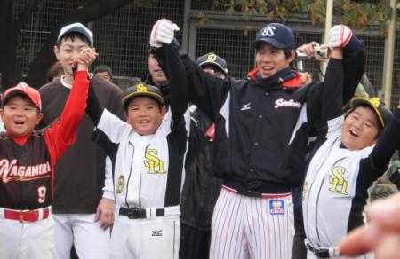 　野球教室で被災地の少年らと交流した山田