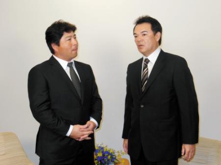 談笑する真中監督（左）と和田監督