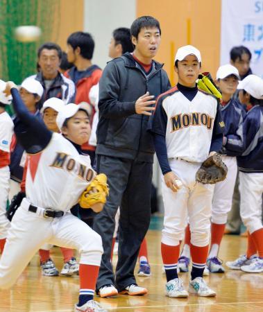 　東日本大震災の被災地で開かれた野球教室で、子どもたちを指導する米大リーグ、レッドソックスの上原浩治投手＝２９日午後、宮城県石巻市